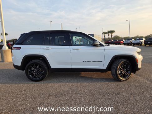 New 2025 Jeep Grand Cherokee Limited image 8