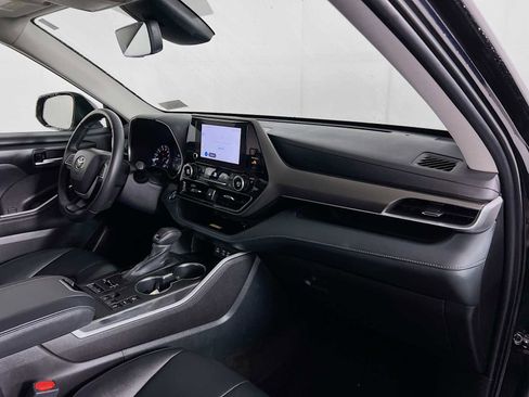 Used 2023 Toyota Highlander XLE image 30