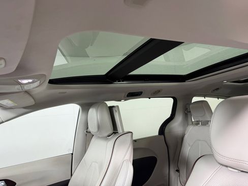 Used 2017 Chrysler Pacifica Limited image 13