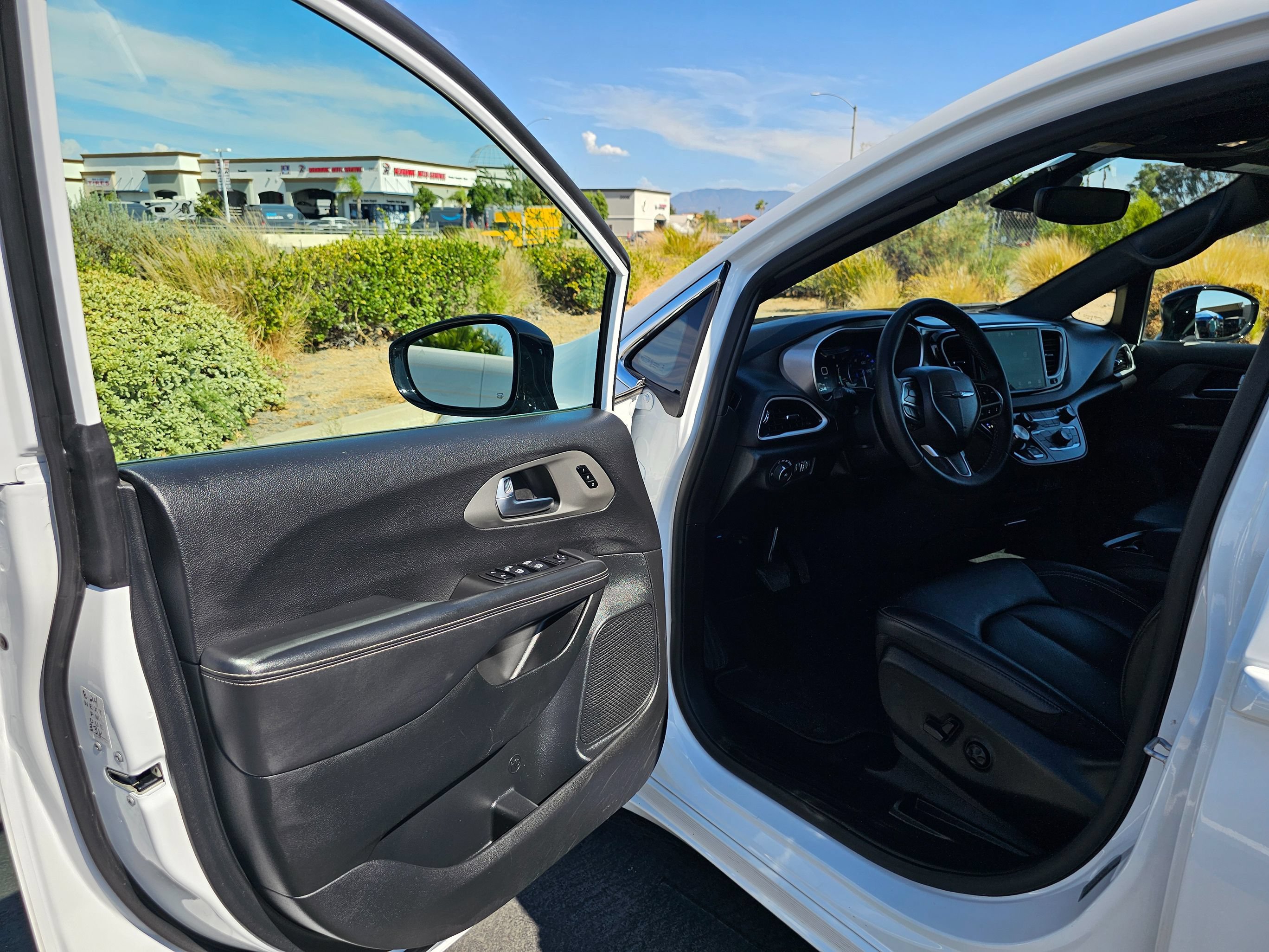 Used 2025 Chrysler Pacifica Select FWD image 15