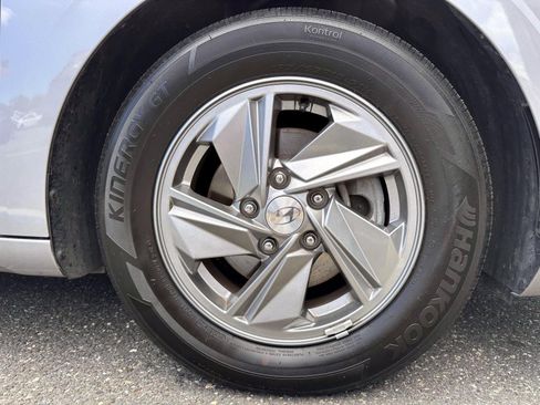 Used 2025 Hyundai Elantra SE FWD image 6