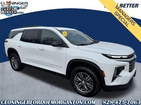 Used 2025 Chevrolet Traverse LT image 1