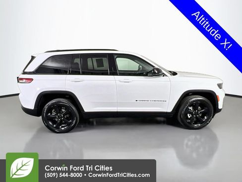 Used 2025 Jeep Grand Cherokee Altitude AWD/4WD image 18
