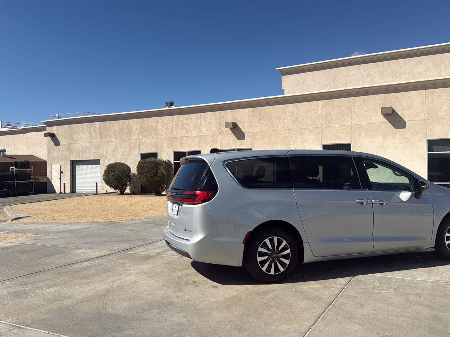 Used 2024 Chrysler Pacifica Limited FWD image 7