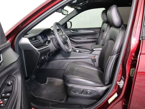 Used 2023 Jeep Grand Cherokee Altitude image 19