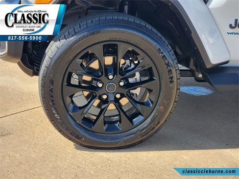 Used 2025 Jeep Wrangler Sahara image 12