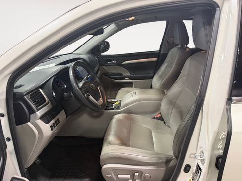 Used 2016 Toyota Highlander XLE image 10