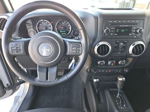 Used 2015 Jeep Wrangler Unlimited Sahara w/ Connectivity Group image 10