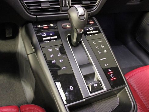 Certified 2025 Porsche Macan AWD/4WD image 28