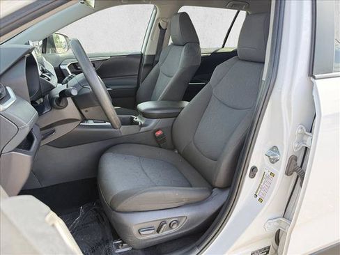 Used 2025 Toyota RAV4 XLE FWD image 11