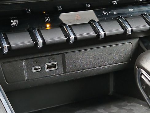 Used 2023 GMC Canyon AT4 image 24