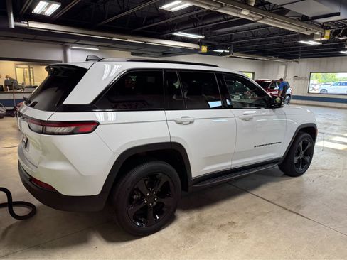 Certified 2024 Jeep Grand Cherokee Altitude image 4