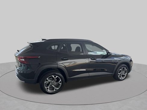 Used 2025 Chevrolet Trax LT FWD image 8