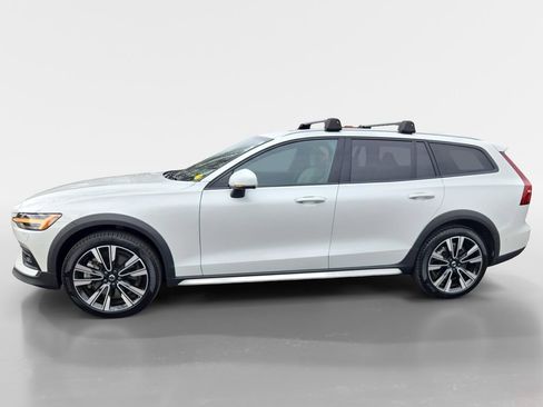 Certified 2024 Volvo V60 B5 Cross Country Ultimate image 31