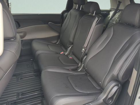 New 2026 Kia Carnival EX FWD image 11
