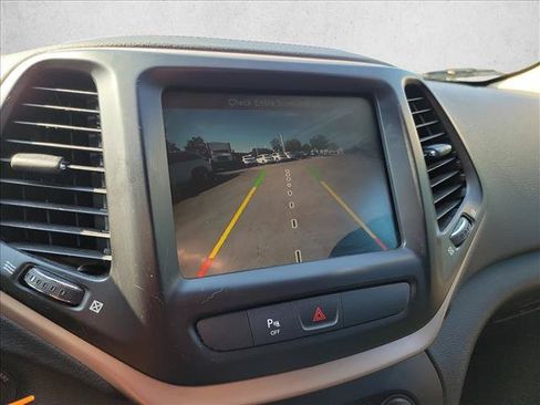 Used 2017 Jeep Cherokee Latitude w/ Safety/Convenience Group FWD image 19