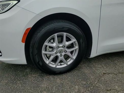 Used 2023 Chrysler Pacifica Touring-L image 15