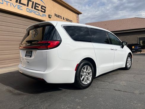 Used 2024 Chrysler Pacifica Touring-L FWD image 32