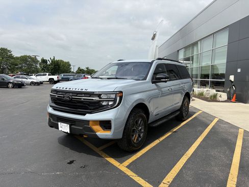 Used 2025 Ford Expedition Tremor AWD/4WD image 3