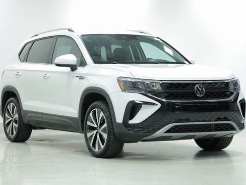 New 2024 Volkswagen Taos SE image 3