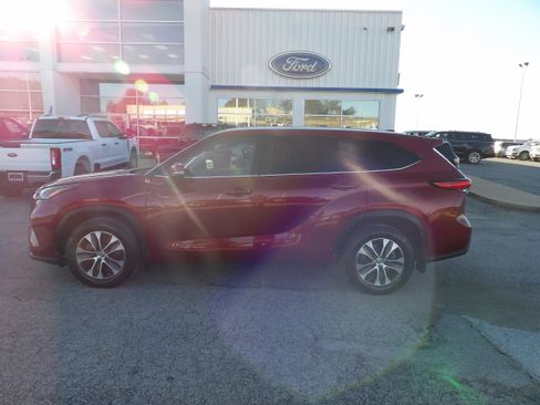 Used 2023 Toyota Highlander XLE image 1
