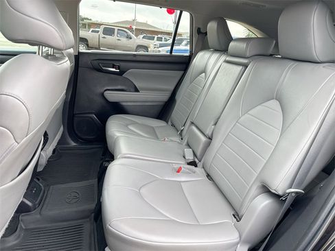 Used 2022 Toyota Highlander XLE image 29