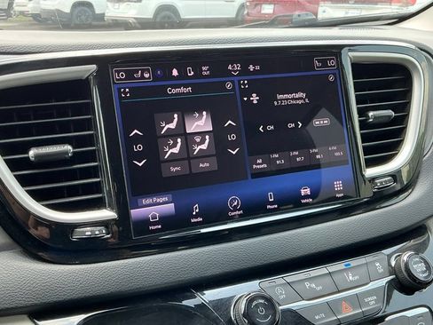 Used 2023 Chrysler Pacifica Touring-L FWD image 50