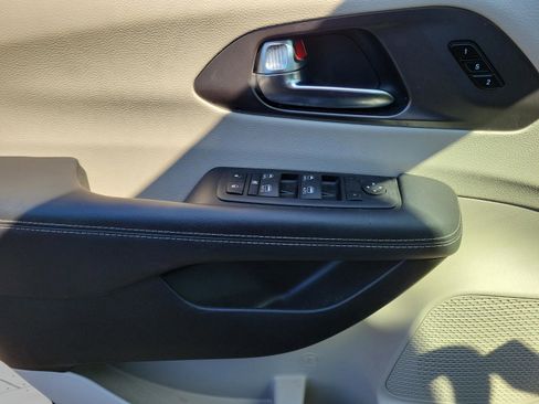 Used 2024 Chrysler Pacifica Touring-L w/ Uconnect Theater Family Group FWD image 12