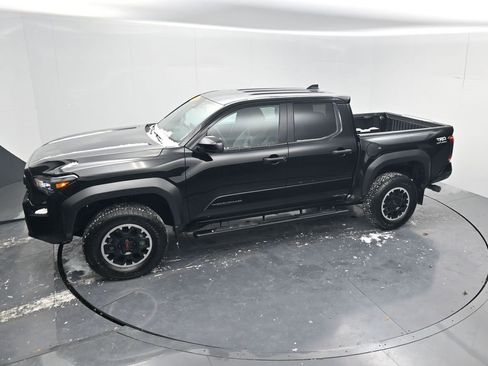 Used 2024 Toyota Tacoma TRD Off-Road image 43