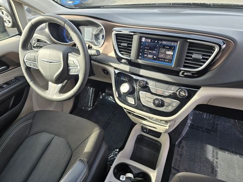 Used 2023 Chrysler Voyager LX FWD image 10