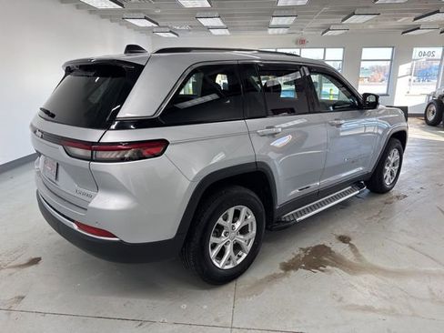 Used 2023 Jeep Grand Cherokee Limited w/ Luxury Tech Group II image 13