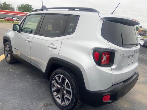 Used 2016 Jeep Renegade Latitude w/ Cold Weather Group FWD image 4
