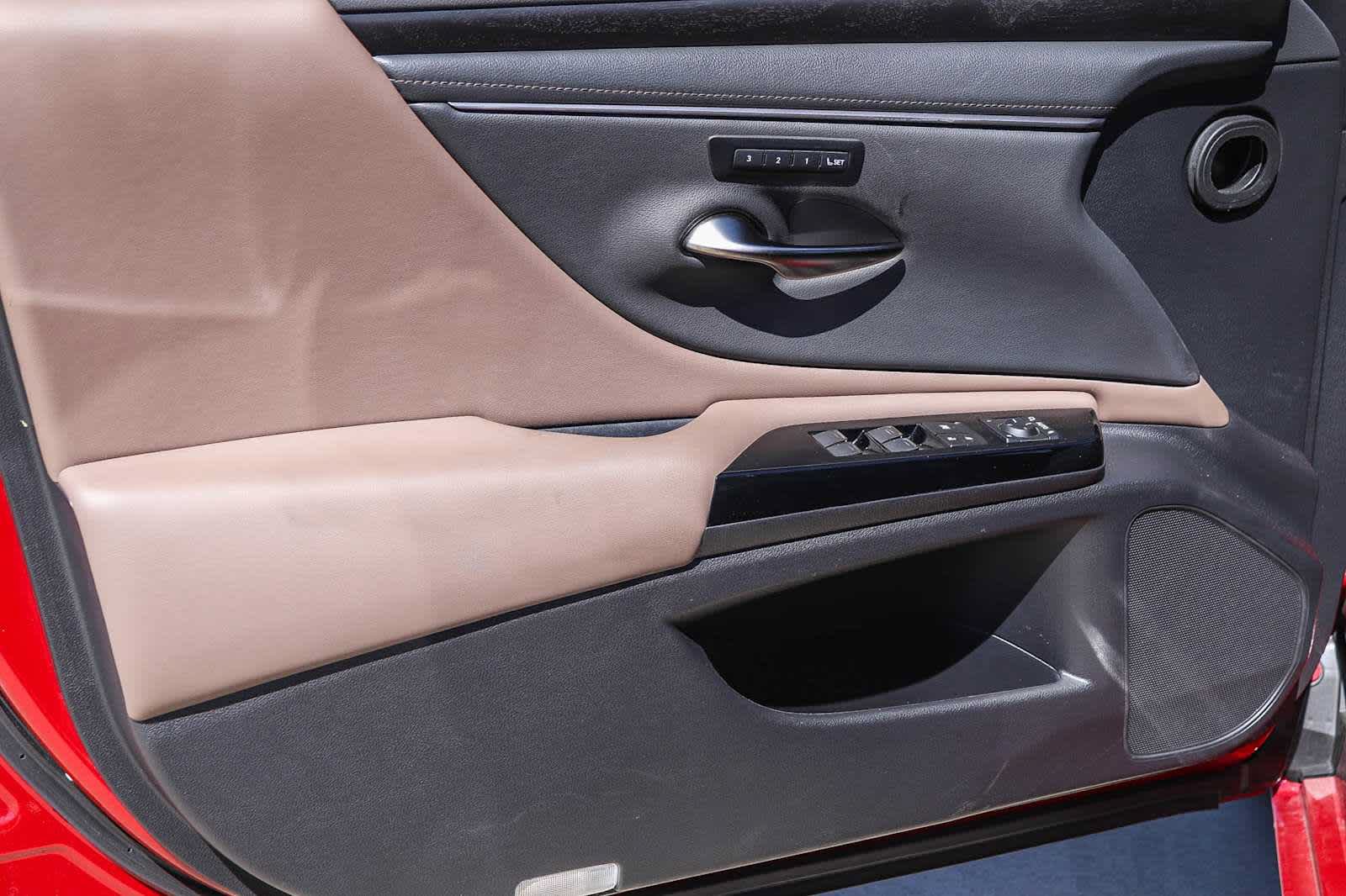 Used 2025 Lexus ES 300h w/ Premium Package FWD image 23