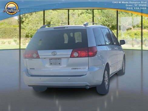 Used 2010 Toyota Sienna XLE image 2