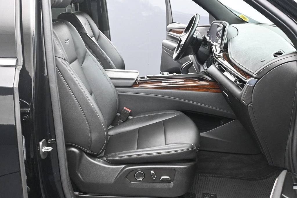 Used 2022 Cadillac Escalade Luxury w/ LPO, Illumination Package AWD/4WD image 11