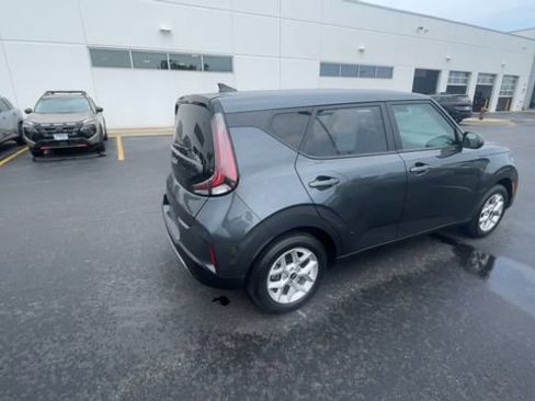 Used 2025 Kia Soul LX w/ LX Technology Package FWD image 2