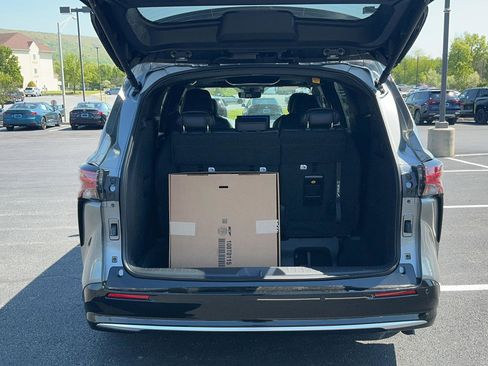 New 2026 Toyota Sienna Platinum AWD/4WD image 5