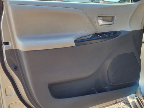 Used 2017 Toyota Sienna LE image 11