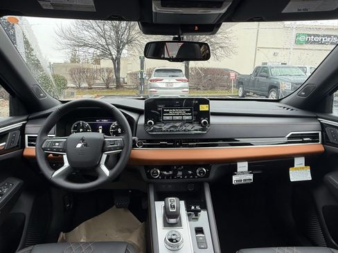 Used 2025 Mitsubishi Outlander SEL image 23