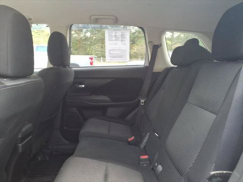 Used 2017 Mitsubishi Outlander ES AWD/4WD image 9