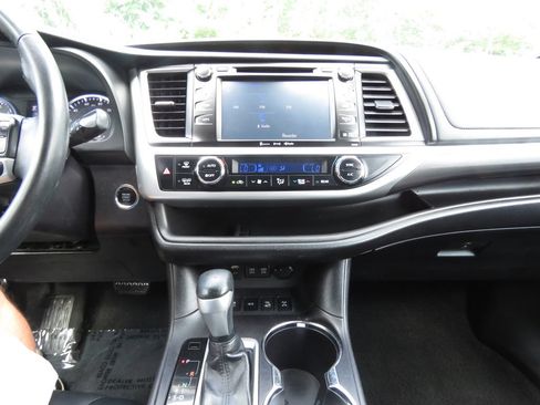 Used 2018 Toyota Highlander SE AWD/4WD image 28
