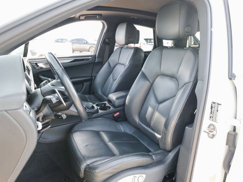 Certified 2023 Porsche Macan image 5