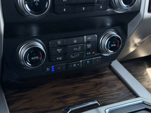 Used 2019 Ford F150 Lariat w/ Equipment Group 502A Luxury AWD/4WD image 20
