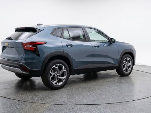 Used 2025 Chevrolet Trax LT FWD image 9