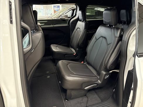 New 2026 Chrysler Pacifica Select image 11