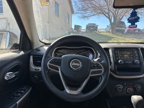 Used 2017 Jeep Cherokee Sport image 10