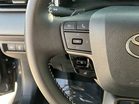 Used 2025 Toyota Camry SE image 9