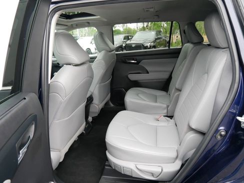 Used 2022 Toyota Highlander XLE AWD/4WD image 11