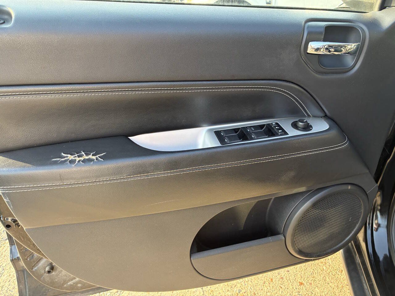 Used 2014 Jeep Compass Latitude w/ Sun/Sound Group FWD image 9
