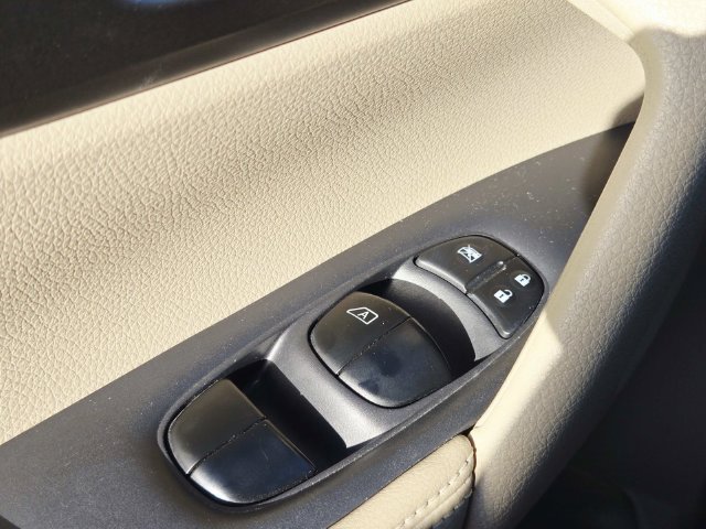 Used 2014 Nissan Rogue S AWD/4WD image 31